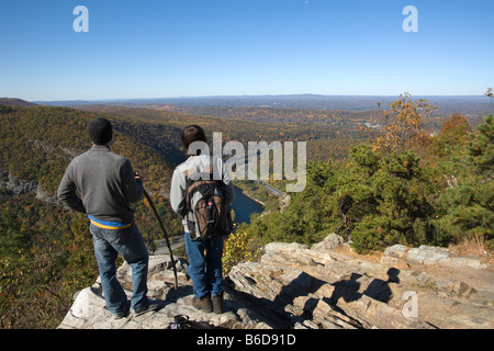 Gli escursionisti guardando ad ovest si affacciano alla caduta delle foglie MOUNT MINSI dal monte TAMMANY TRAIL Appalachian Trail Delaware Water Gap NEW JERSEY USA Foto Stock