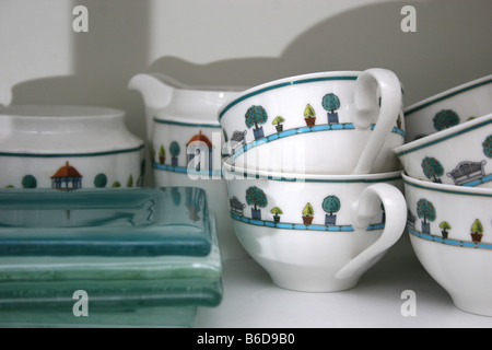 Una pila di decorate teacups bianco Foto Stock