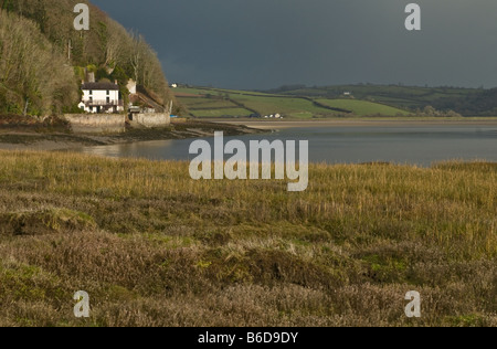 La casa-barca a Laugharne Carmarthenshire una volta vivevano in da Dylan Thomas attraverso le paludi di Taf estuario Foto Stock