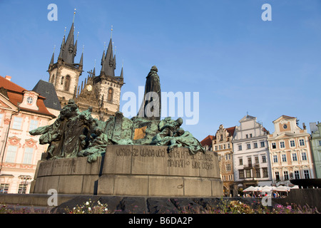 JAN HUS statua Chiesa Tyn città vecchia piazza Staromestske Namesti PRAGA REPUBBLICA CECA Foto Stock