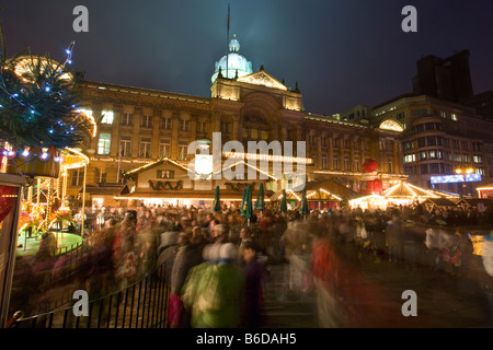 Natale a Birmingham in Inghilterra il tedesco a Francoforte il Mercatino di Natale in Piazza Victoria House verso la parte posteriore Foto Stock