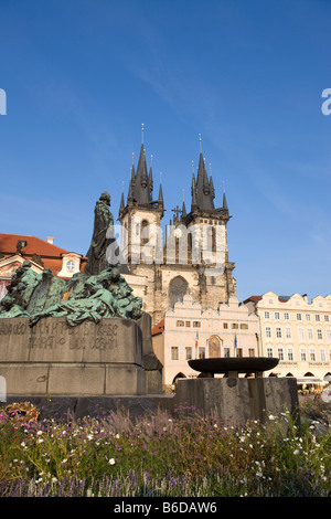 JAN HUS statua Chiesa Tyn città vecchia piazza Staromestske Namesti PRAGA REPUBBLICA CECA Foto Stock