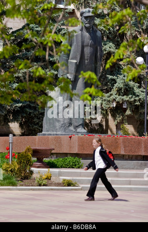 La gente a piedi passato un enorme monumento di Lenin in Comrat, Moldavia Foto Stock