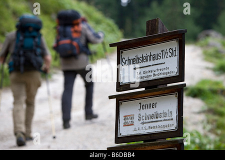 Sentiero escursionistico cartello davanti a due escursionisti vicino Koenigssee sulle Alpi di Berchtesgaden Germania Agosto 2008 Foto Stock