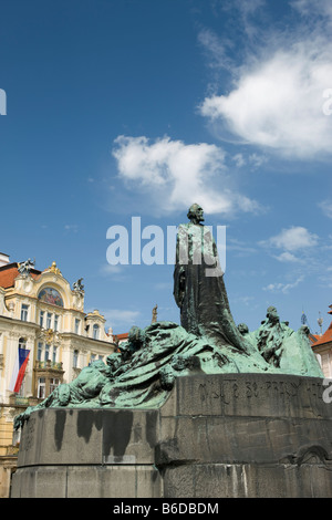 JAN HUS STATUA OLD TOWN SQUARE Staré Mesto Praga REPUBBLICA CECA Foto Stock