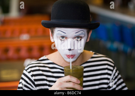 Giovane uomo, faccia dipinta, MIME, sorridente Foto Stock