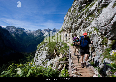 Gruppo di escursionisti sul ponte che attraversa la scogliera vicino Koenigssee sulle Alpi di Berchtesgaden Germania Agosto 2008 Foto Stock