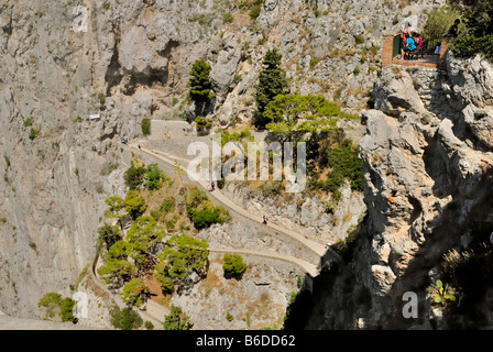 Via Krupp il percorso è stato costruito nei primi anni del Novecento' s superando un dislivello di 100 metri, l'isola di Capri, Campania, Italia. Foto Stock