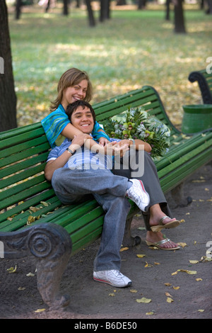 La Russia, San Pietroburgo, giardino estivo ( Letnij sad ). Coppia giovane. Foto Stock