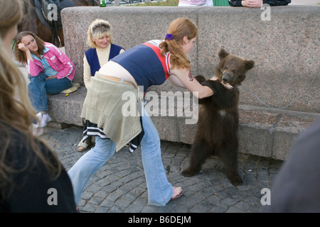 La Russia, San Pietroburgo, giovane orso bruno utilizzato come attrazione Foto Stock