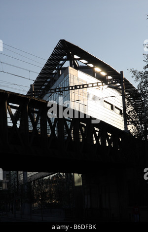 La stazione ferroviaria DART e moderno edificio vicino a Pearse Street nella città di Dublino in Repubblica di Irlanda Foto Stock