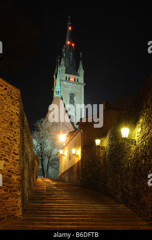 Il Žižka's gate con vista su Gothic st. Pietro e Paolo Chiesa nella città vecchia di Čáslav, Repubblica Ceca. Foto Stock