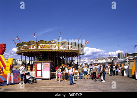 Giostra sul molo di Brighton nel Sussex, Inghilterra Foto Stock