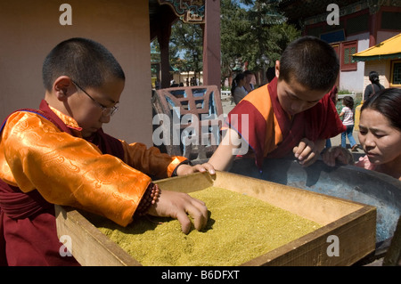 Mongolia Ulaan Baatar Monastero Gandan giovani monaci bruciatore di riempimento con incenso 2007 Foto Stock