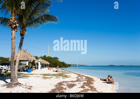 Spiaggia in Veterans Memorial Park guardando verso il Seven Mile Bridge, Little Duck Key, Florida Keys, STATI UNITI D'AMERICA Foto Stock