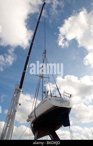 Barche di sollevamento al di fuori dell'acqua per l'inverno a ashlett sailing club Foto Stock