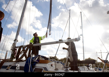 Barche di sollevamento al di fuori dell'acqua per l'inverno a ashlett sailing club Foto Stock