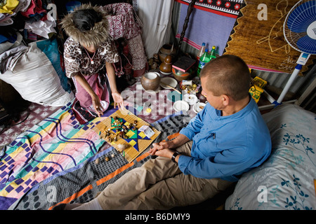 Sud Africa, Johannesburg, Soweto, Sangoma o africano sciamano racconta il futuro Foto Stock