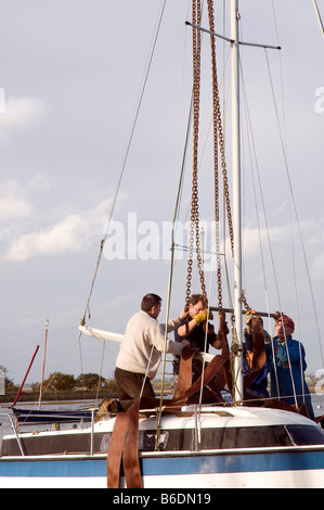 Barche di sollevamento al di fuori dell'acqua per l'inverno a ashlett sailing club Foto Stock