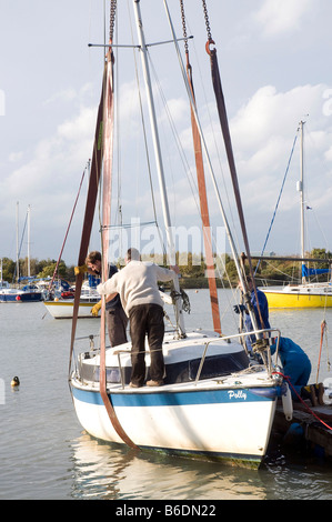 Barche di sollevamento al di fuori dell'acqua per l'inverno a ashlett sailing club Foto Stock