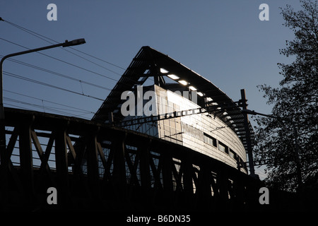 La stazione ferroviaria DART e moderno edificio vicino a Pearse Street nella città di Dublino in Repubblica di Irlanda Foto Stock