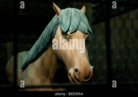 Statua equestre di notte al santuario Yasaka di notte a Kyoto, in Giappone. Foto Stock