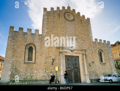 Palme venditore per la domenica delle Palme alla Cattedrale di San Nicola a Taormina provincia di Messina Sicilia Italia Foto Stock