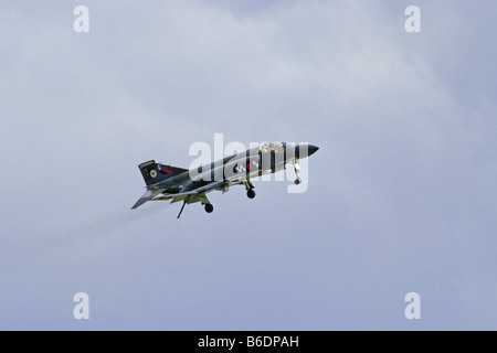 RAF McDonnell Douglas Phantom FG1 è volare con gli ingranaggi di atterraggio verso il basso Foto Stock