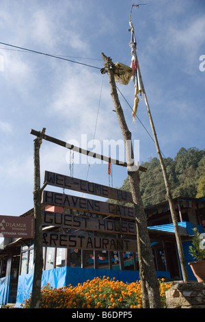 Cieli Gate Guest House e il ristorante a Pothana villaggio nella zona di Annapurna dell'himalaya,Nepal Foto Stock