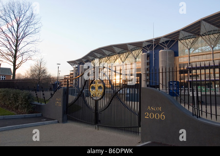 In Inghilterra. Ascot. Ri-sviluppato Ascot Stand, Racecourse entrata. Feb 2007. Foto Stock