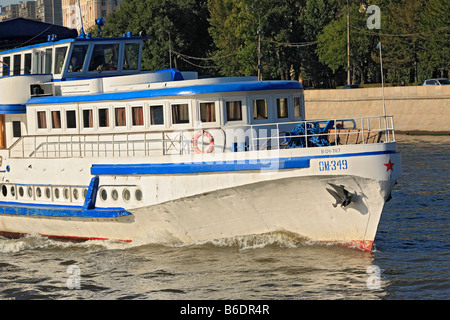 Città trasporti per acqua, nave turistica sul fiume Moskva, Mosca, Russia Foto Stock