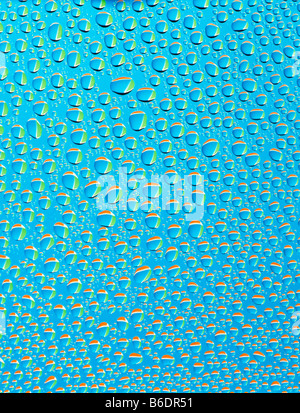 Vista delle goccioline di acqua, formata per condensazione su vetro Foto Stock