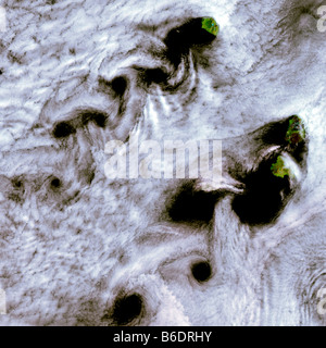 Von vortici di Karman. Composite colorate immagine satellitare di nuvole von la formazione di vortici di Karman. Foto Stock