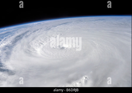 Uragano Ivan. L'occhio dell'uragano Ivan, come Ivan stava passando sopra la penisola occidentale di Cuba, il 13 settembre 2004. Foto Stock