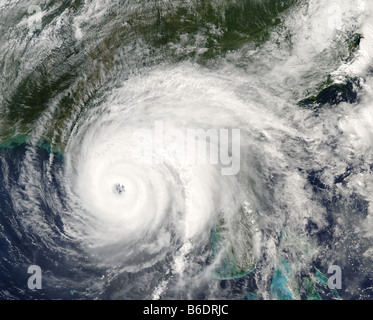 Uragano Ivan sul Golfo del Messico il XV Settembre 2004 a 1345 GMT. Gli uragani sono enorme tempesta rotante sistemi. Foto Stock