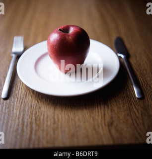 Apple su una piastra. Questa immagine può essere utilizzata per descrivere il mangiare sano o diete. Foto Stock