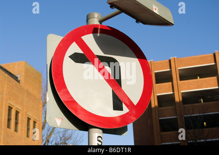 Non svoltare a sinistra cartello stradale Regno Unito segni di traffico Foto Stock