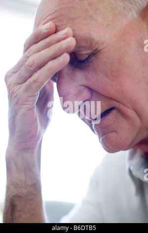 La depressione. Uomo infelice tenendo la sua mano alla fronte. Foto Stock