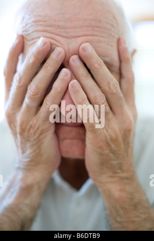 La depressione. Uomo infelice che copre il viso con le mani. Foto Stock