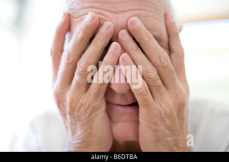 La depressione. Uomo infelice che copre il viso con le mani. Foto Stock