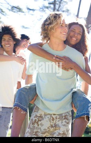 L'amicizia. Gruppo di amici di socializzare. Foto Stock