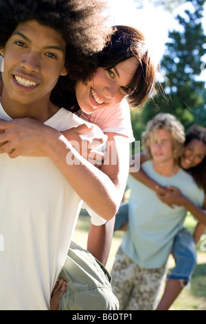 L'amicizia. Gruppo di amici di socializzare. Foto Stock