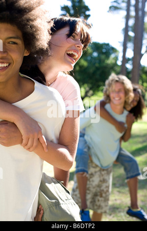 L'amicizia. Gruppo di amici di socializzare. Foto Stock