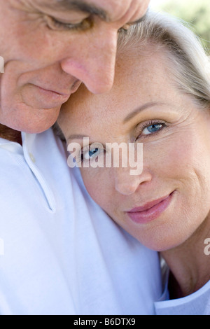 Coppia senior abbracciando Foto Stock