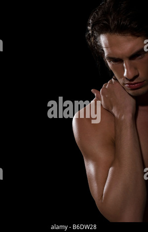 L'uomo soffre di una spalla dolorante Foto Stock