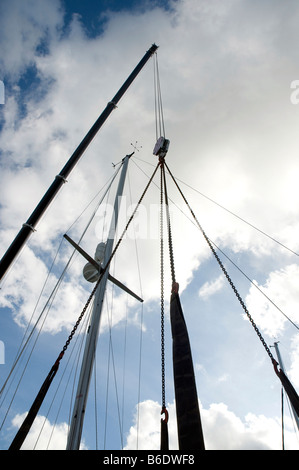 Barche di sollevamento al di fuori dell'acqua per l'inverno a ashlett sailing club Foto Stock