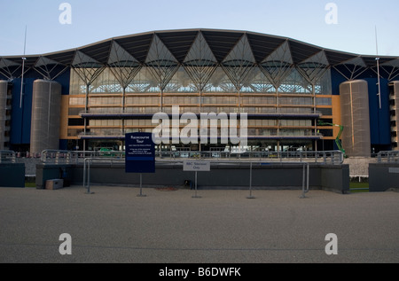 In Inghilterra. Ascot. Ri-sviluppato Ascot Stand, Racecourse entrata. Feb 2007. Foto Stock