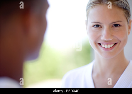 Coppia felice in un momento di relax a spa Foto Stock