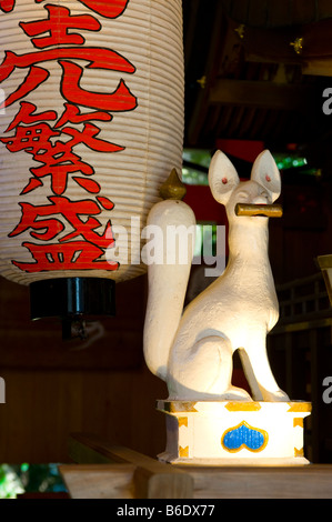 Komainu custode cane leone presso il Tempio Kiyomizudera a Kyoto, in Giappone. Foto Stock