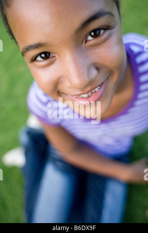 Ragazza che indossa bretelle dentali. Foto Stock